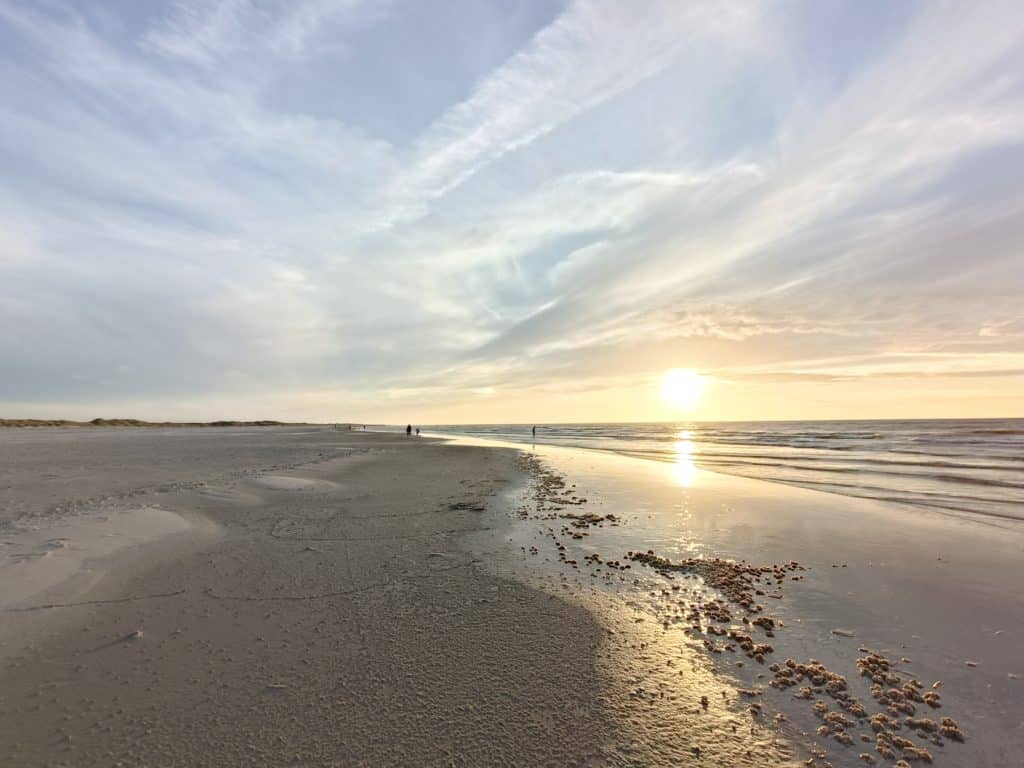 Strand bij zonsondergang