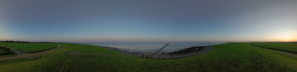 Panorama van de kust in de schemering